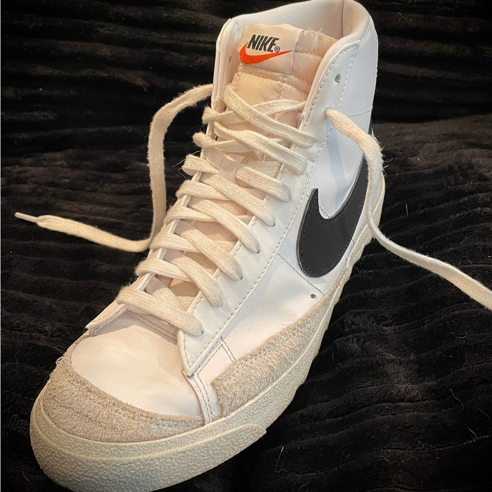 Men’s size 9 Nike high top blazers gently worn.
